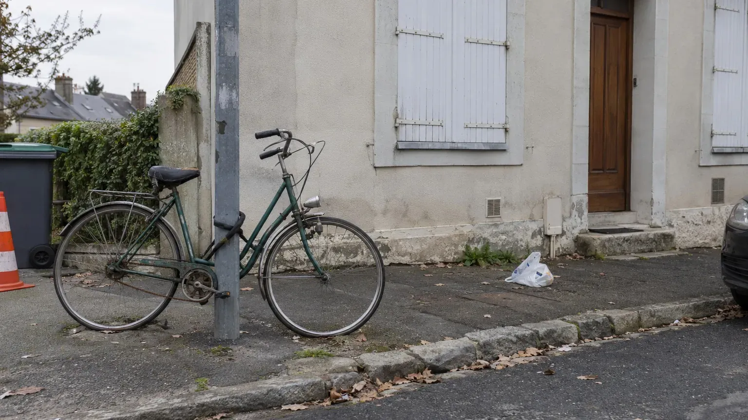 16 dessinateurs, une seule fiche technique : Au coin de ma rue, l'album où chaque auteur raconte le même homme à sa façon